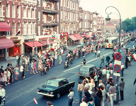 Klik rechts bovenaan op de foto en de foto wordt vergroot weergegeven.