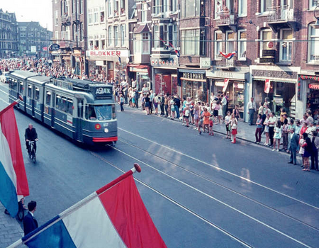 Klik rechts bovenaan op de foto en de foto wordt vergroot weergegeven.