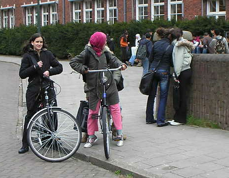 Schooljeugd op het Linnaeushof