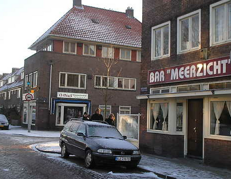 Hoek Brinkstraat/Middenweg waar Adrie een ijsje kocht