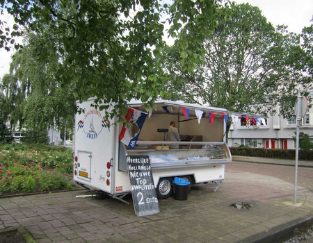 De viskraam van Zwaan op de Brink. De huidige eigenaar staat hier al 40 jaar elke donderdag.