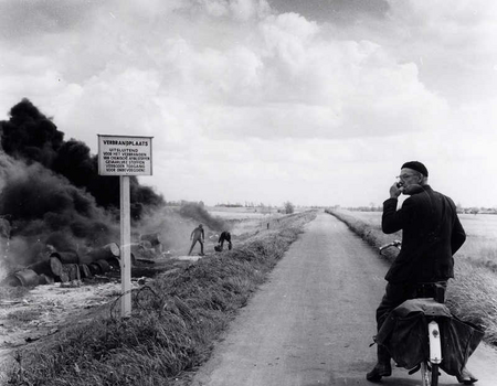 Verbranding chemisch afval op Diemer Zeedijk. 1962