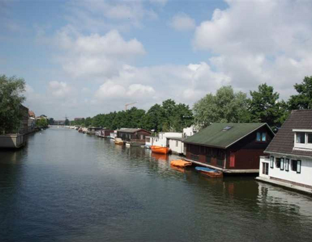 Het Loozingskanaal aan de achterkant van de Zeeburgerdijk (links) waar het water voor de drijvende stoomspuit vandaan gehaald werd.