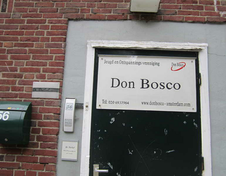 De ingang naar de kelder onder de kerk waar Don Bosco nog steeds activiteiten organiseert.