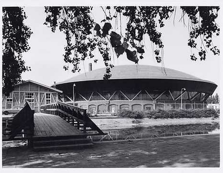 De sporthal op de fundamenten van de gashouder.