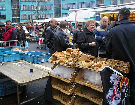 Kraam met krentenbollen en mandarijnen