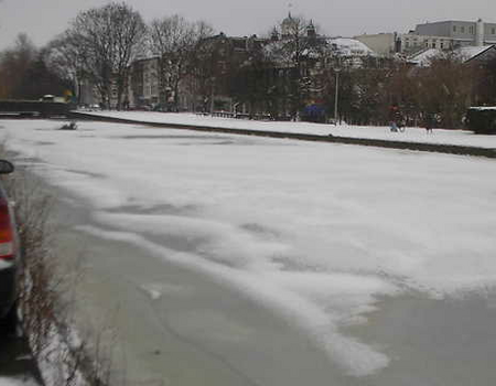 Op 10 januari 2010 lag er wel ijs op het water van de Transvaalkade, maar ook een hoop sneeuw!