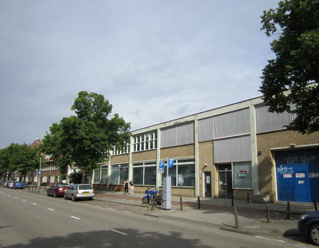 Het lage gebouw aan de Zeeburgerdijk. De brand brak op deze plaats uit in werkplaatsen, gevestigd in 2 voormalige tijdelijke schoolgebouwen.