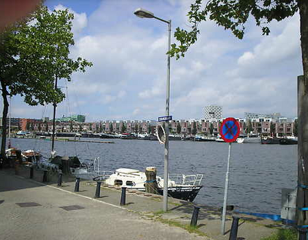 Vanaf de Zeeburgerkade uitzicht op de nieuwbouw van de Borneokade. Er liggen nog wel schepen maar dit zijn voornamelijk woonboten. Geen grote oceaanstomers meer, helaas.