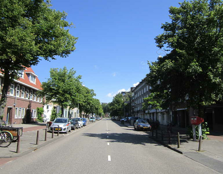 De Zeeburgerdijk richting Amsterdamse Brug. Links de panden waar de brand woedde. Rechts Garage Oost.