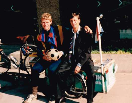 Na 40.000 km. op de fiets en de handtekeningen van Maradonna, Pele en Cruijff zit de reis van Otto van Zuilen er weer op.