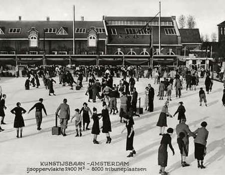 Ansichtkaart met gegevens over de kunstijsbaan Amsterdam: ijsoppervlakte 2400 m2, 8000 tribuneplaatsen. (Foto ter beschikking gesteld door J.A.M. van Deudekom).