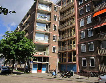 De hoofdingang van het gebouw.