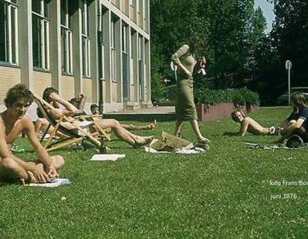 Zonnen op het grasveld voor de Casa in 1976.