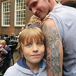 Tijdens de opening van Graffiti: Menno en Nico (met Menno tattoo op zijn arm). Foto Annemarie de Wildt