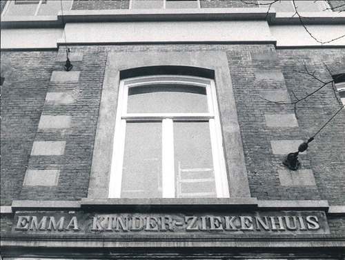 Bert Sprenkeling, Foto met naamsaanduiding van Emma kinder-ziekenhuis in Sarphatistraat, ongedateerd