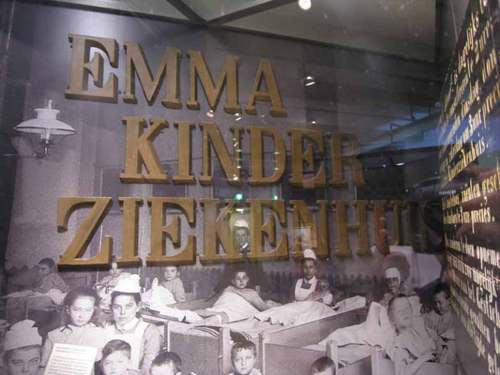 Letters EMMA KINDERZIEKENHUIS, 1899. Hier te zien als deel van de vitrine ‘Kinderziekenhuis’ in Amsterdam Museum, 1999-2014