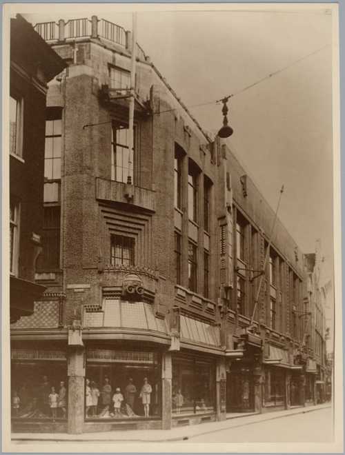 Het grote warenhuis van de gebroeders Gerzon aan de Kalverstraat, ontworpen door architect Adriaan Moen. Opvallend zijn de grote etalages met paspoppen, een relatief nieuw verschijnsel. Foto collectie Nederlands Architectuurinstituut.