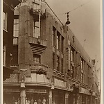 Het grote warenhuis van de gebroeders Gerzon aan de Kalverstraat, ontworpen door architect Adriaan Moen. Opvallend zijn de grote etalages met paspoppen, een relatief nieuw verschijnsel. Foto collectie Nederlands Architectuurinstituut.