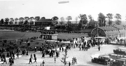 De Graf Zeppelin boven Schiphol, 1929