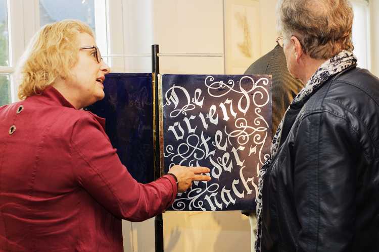 Bijbelkenner Véronique Lindenburg bij het kunstwerk van Godelieve Smulders