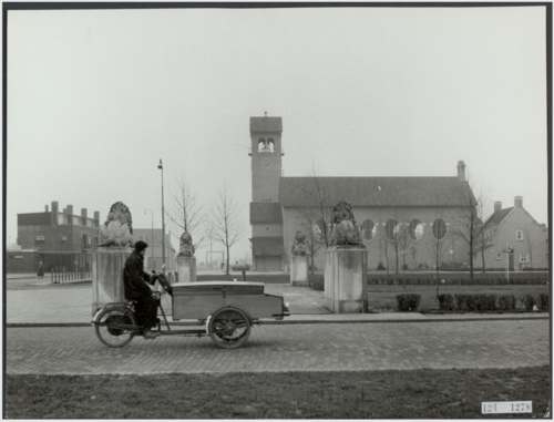 De vier leeuwen in Emmeloord. Op de achtergrond de NH kerk De Hoeksteen