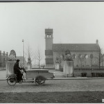 De vier leeuwen in Emmeloord. Op de achtergrond de NH kerk De Hoeksteen