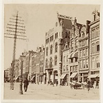 Vogelvluchtopname van het centrum van Amsterdam met op de voorgrond het Damrak 85 met de Algemeene Mij.van Levensverzekering en Lijfrente (architect H.P. Berlage) . Foto Stadsarchief Amsterdam