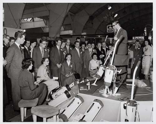 Demonstratie op de Huishoudbeurs, 1959, AHM Archief, BG B28/693