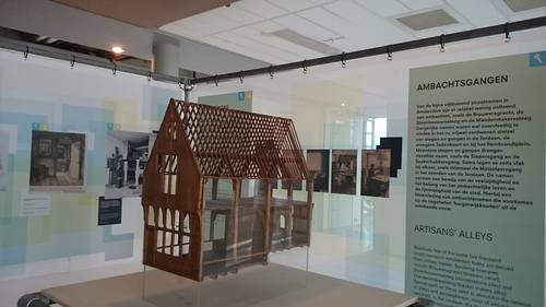 Tentoonstellingskabinet over het ambachtshuis.