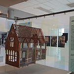 Tentoonstellingskabinet over het ambachtshuis.