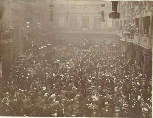 Onbekend, Druk bezochte veiling in veilinghuis Frascati aan de Nes in Amsterdam 1918, Rijksmuseum