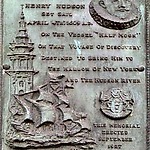 Plaquette Henry Hudson, 1927, schenking 'Greenwich Village Historical Society of New York', fotograaf onbekend