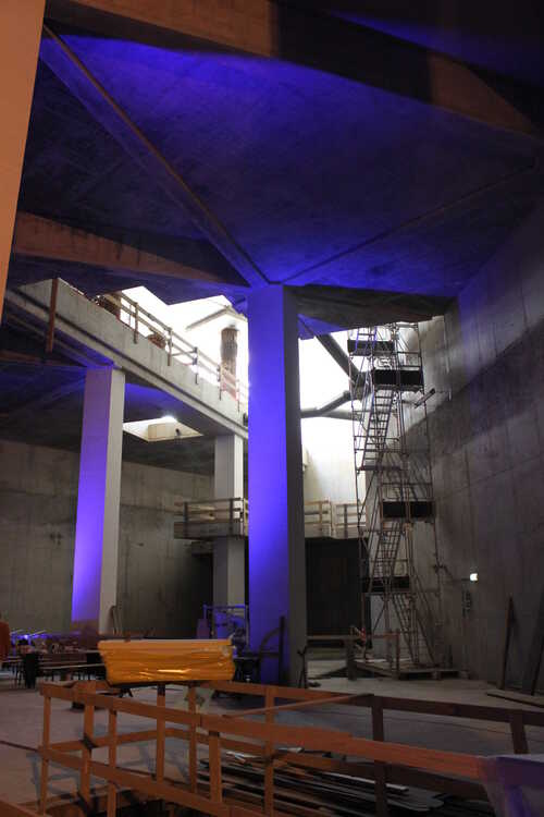 Een soortgelijk gat met licht van de boven, tijdens de bouw van de halte Centraal Station van de Noord/Zuidlijn, 2013. Foto door Husky, via Wikimedia Commons