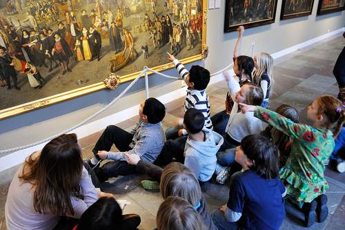 Rondleiding in het kader van onderwijsproject MuseumKlas: spelletjes van vroeger en nu. Foto Amsterdam Museum, Henk Rougoor.