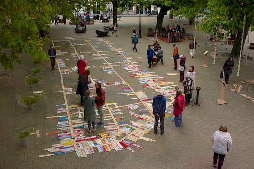 Namen en Nummers, een tijdelijk monument voor een oneindig verlies. Kastanjeplein 2015. Fotografie: Max Linsen