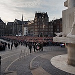 : De kranslegging bij het Nationaal Monument op de Dam door Z.M. de Koning en H.M. de Koningin tijdens de Nationale Dodenherdenking, 2014. Foto door Nationaal Comité 4 en 5 mei, Jasper Juinen