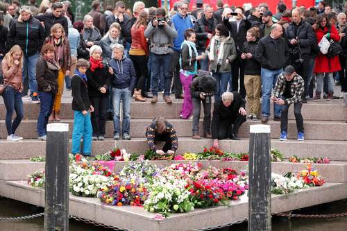 Herdenking bij het Homomonument in Amsterdam