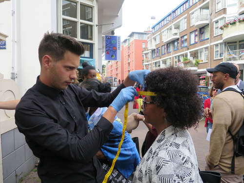 Measuring heads near Zuiderkerk (foto Annemarie de Wildt)