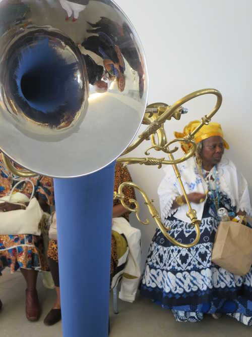 De sculptuur van Charl Landvreugd met op de achtergrond Nana Abrewa (en in de spiegeling fotograaf en AM curator Annemarie de Wildt)