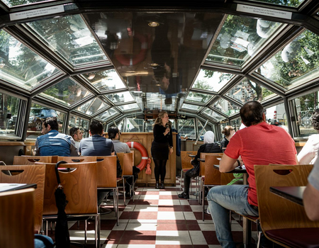 Fotoverslag van Het Parool: vluchtelingenrondleiding over de grachten