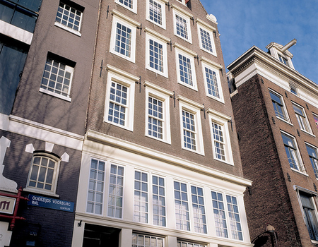 Een kerk op de zolder van een grachtenpand