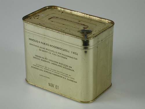 Koninklijke Verkade Fabrieken N.V., blik met noodrantsoen biscuits, 1961. Amsterdam Museum, KA 20832.2.