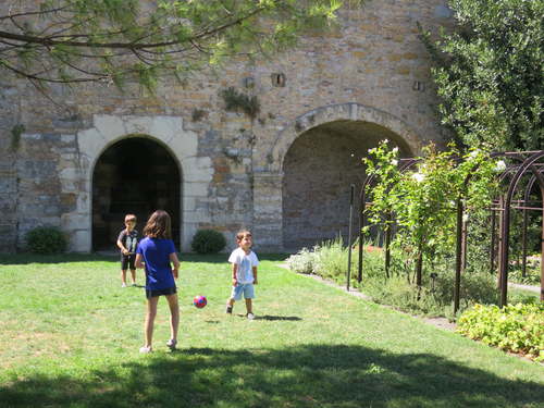 Children playing football in the museumgarden photo Annemarie de Wildt