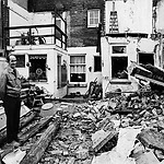 Een man staat in zijn ‘achtertuin’ tussen het puin van de afgebroken Wittenstraat (foto: Maurice Boyer)