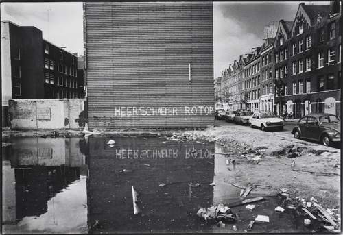 Een onder water gelopen terrein in de Van Beuningenstraat met een boodschap aan Jan Schaefer, wethouder van de gemeente Amsterdam (foto: Maurice Boyer)