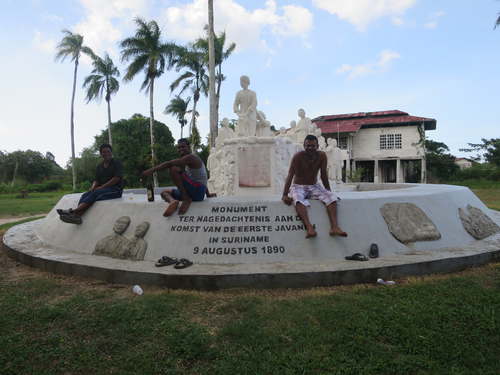 Monument voor de Javaanse immigratie. foto Annemarie de Wildt