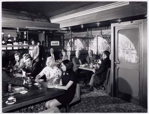 Mosplein 18. Het voormalige Astoriatheater. Interieur van het derde restaurant van de Travellers Grill. Foto: Stadsarchief Amsterdam.