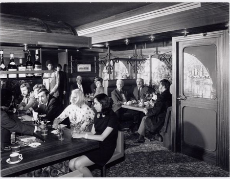 Mosplein 18. Het voormalige Astoriatheater. Interieur van het derde restaurant van de Travellers Grill. Foto: Stadsarchief Amsterdam.