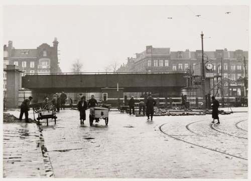 Eindwerkzaamheden aan de bouw van het viaduct tussen de Javastraat en de Eerste van Swindenstraat bij Station Muiderpoort. Gezien vanuit de Eerste van Swindenstraat naar de Celebesstraat. 1937. bron: Stadsarchief Amsterdam.